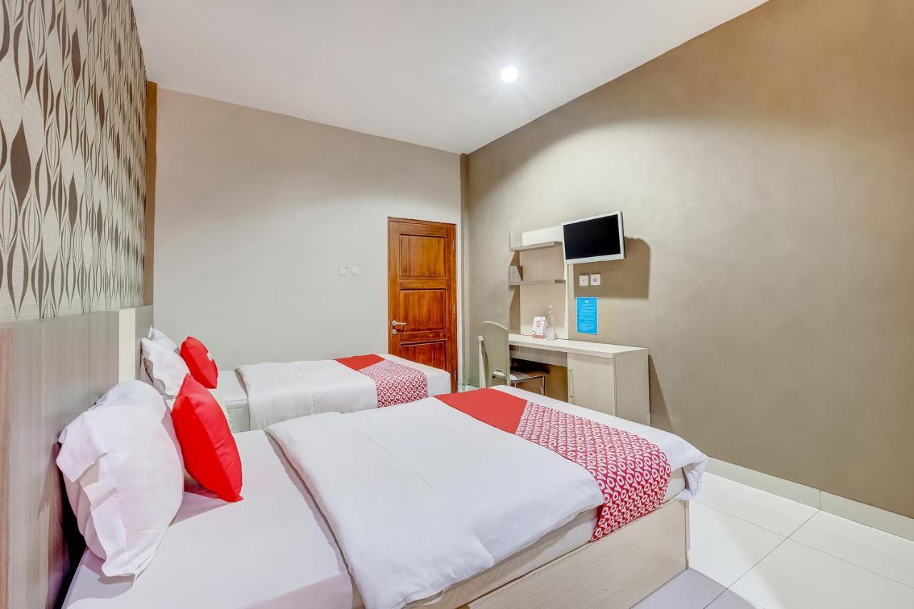 Oyo Flagship 3726 Tembok Batu Residence Tugu Exteriör bild