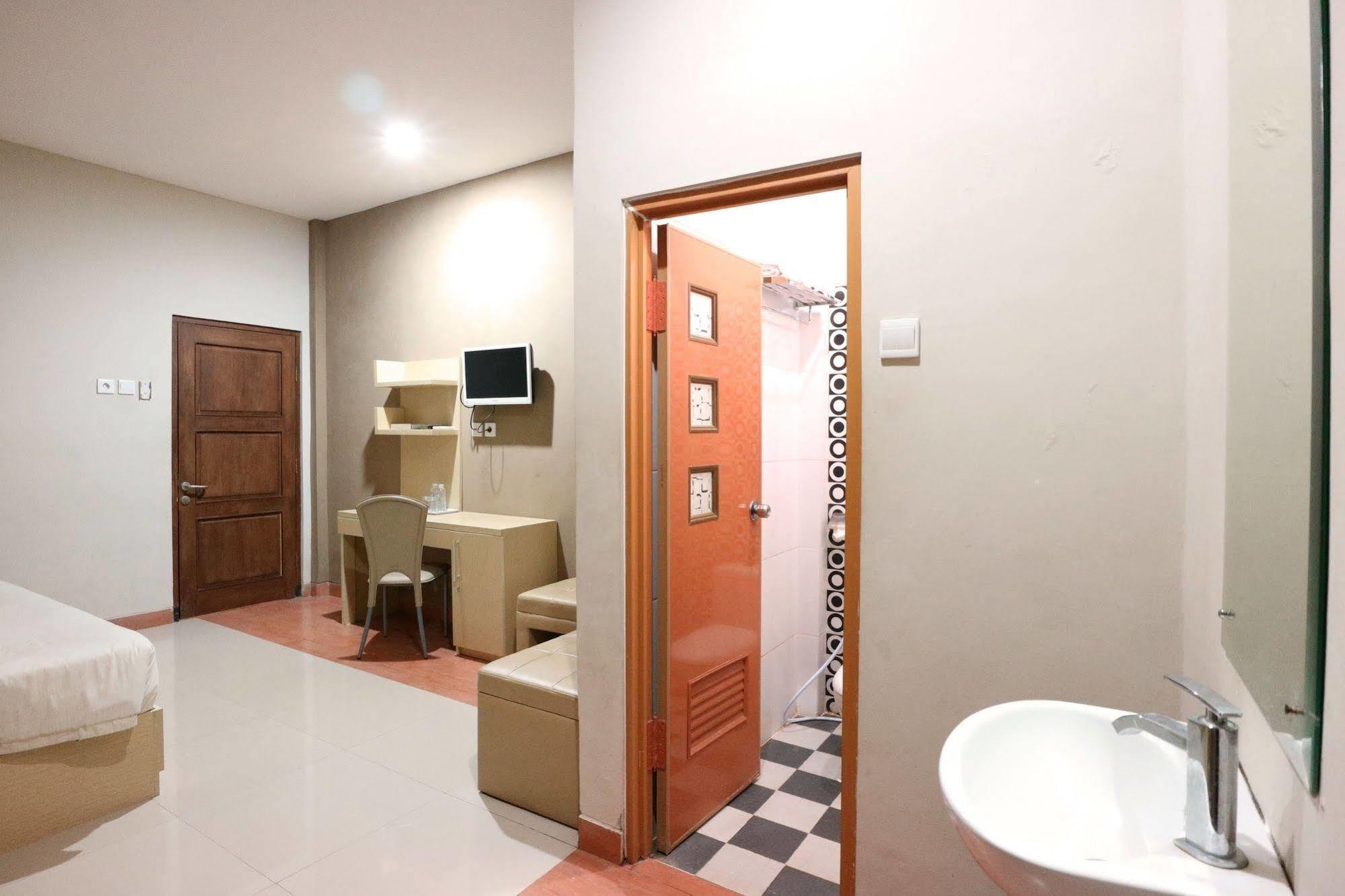 Oyo Flagship 3726 Tembok Batu Residence Tugu Exteriör bild